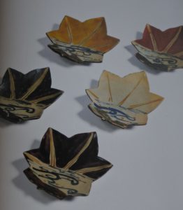 色絵金彩龍田川向付